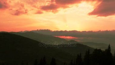Doğa dağlar, tepeler bulutlar, Timelapse Günbatımı ile 