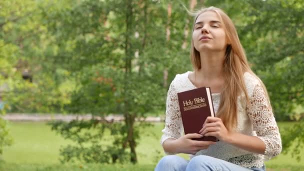 Christian Νεαρή Κοπέλα Την Αγία Γραφή Ρυθμιστικό Πυροβόλησε — Αρχείο Βίντεο