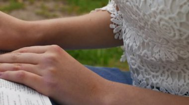 4 k. kadın Readibg İncil'de park. Vücut. El atış kaymak, yakın çekim