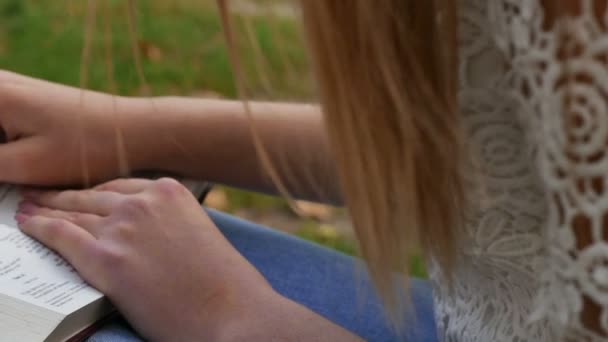 Mujer Leyendo Biblia Parque Control Deslizante Tiro Las Manos Cerca — Vídeos de Stock