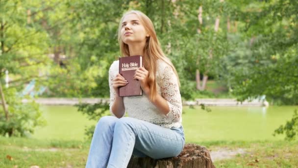 Jovencita Cristiana Con Biblia Slider Tiro — Vídeos de Stock