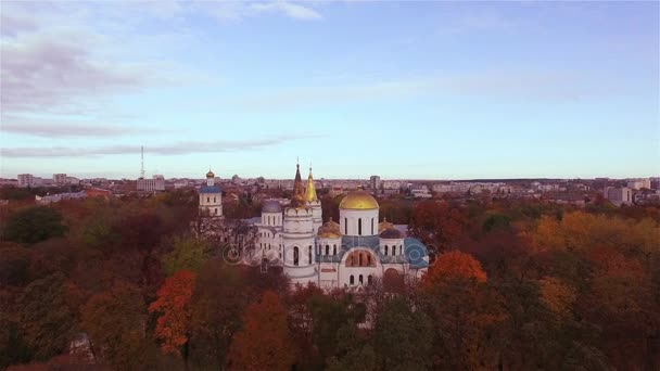 Luchtfoto Orthodoxe Kerk Herfst Stad Langzaam Vliegen — Stockvideo