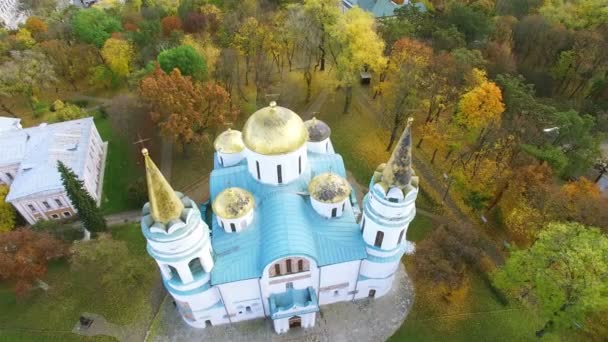 Chiesa Cristiana Autunno City Aerial Colpo Mosca Posteriore — Video Stock