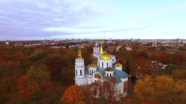 Luchtfoto Orthodoxe Kerk Herfst Stad Laterale Vliegen — Stockvideo