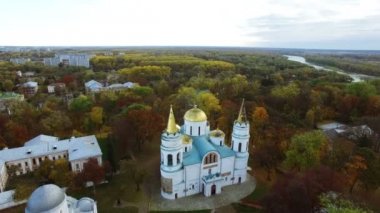4k. Hava. Sarı ağaç ve nehir sonbahar şehirde Hıristiyan Kilisesi