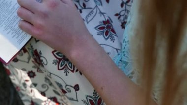 4 k. okuma İncil. Kadın vücudu kapatın. Atış, kaymak Üstten Görünüm