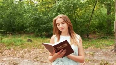 park ve çalışmalar İncil 4 k. kız yürüyüşler. Sürekli çekim