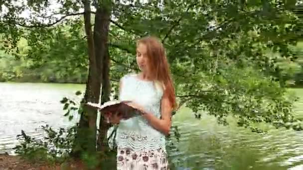 Christian Biblia Vonzó Fiatal Lány Parkban — Stock videók