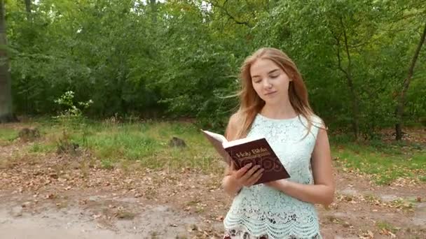 Menina Caminha Parque Estuda Bíblia Disparo Firme — Vídeo de Stock