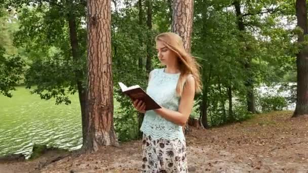 Χριστιανικής Βίβλου Και Ελκυστικό Νεαρό Κορίτσι Στο Πάρκο — Αρχείο Βίντεο