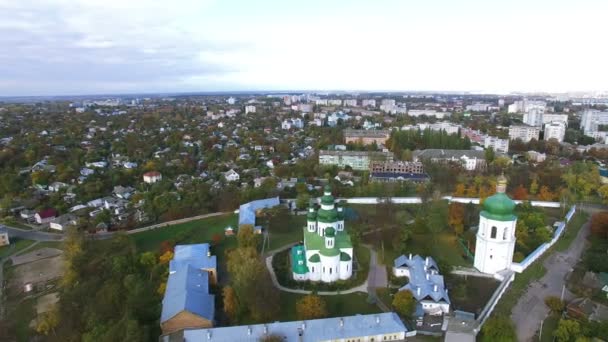 Luchtfoto Rond Christelijke Kerk Herfst Stad — Stockvideo