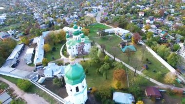 4k. Hava. Hıristiyan kilise kubbe veya şehir manastırda etrafında. Dairesel uçuş 