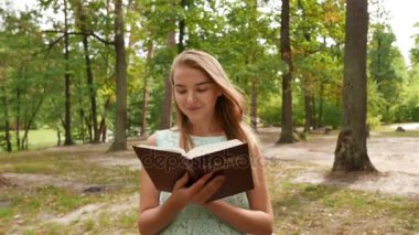 4k. İncil'de park ile genç modern kız yürümek. Hıristiyan takım vurdu