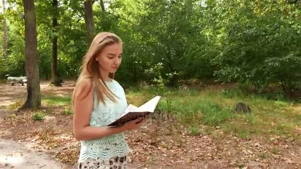 Moderne Meisje Lopen Met Bijbel Het Park Christelijke Team Schot — Stockvideo