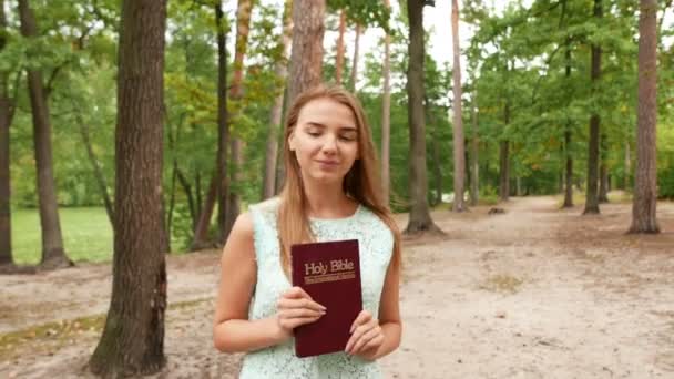 Muchacha Atractiva Con Biblia Parque Equipo Cristiano Disparo Constante — Vídeos de Stock