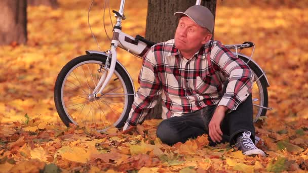 Uomo Adulto Bicicletta Moderna Autunno — Video Stock