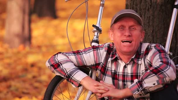 幸福成年男子和自行车 秋季拍摄 — 图库视频影像