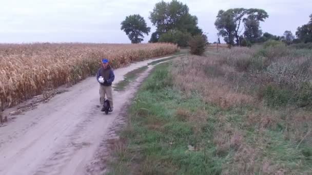 Aérea Hombre Electrowheel Monoweel Con Panel Control Del Drone — Vídeo de stock