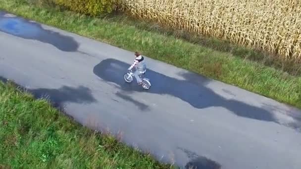 Luchtfoto Man Fiets Landelijke Weg Herfst — Stockvideo