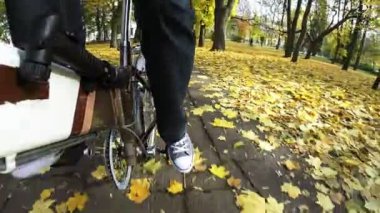 Kamera görünümü filme bir nokta. Dostum bisikletçi binmek üzerinde parkta sarı yapraklar sonbahar. Outlook geri 