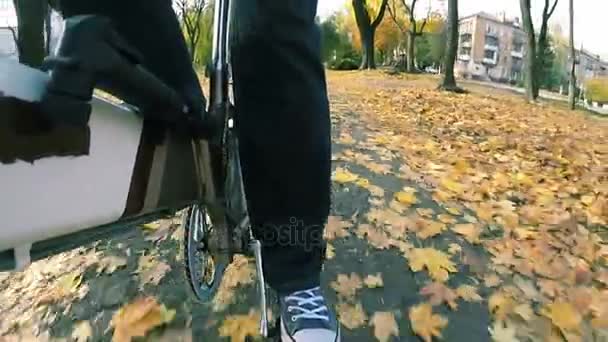 Mężczyzna Jedzie Rowerze Jesień Parku Miejskiego Punkt Widoku Kamery Filmowanie — Wideo stockowe