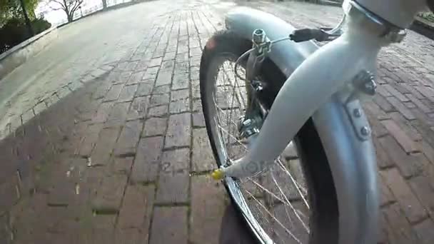 相机拍摄的观点 骑自行车的轮子在人行道上 — 图库视频影像