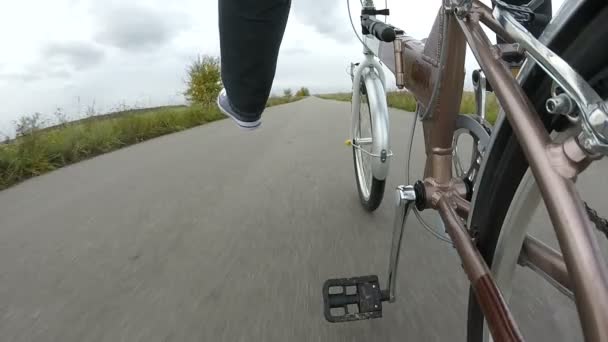 ビュー カメラ撮影のポイント 持ち上げられた脚を持つ男道の自転車に乗る — ストック動画