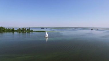 4k hava. Körfez veya deniz beyaz küçük yat