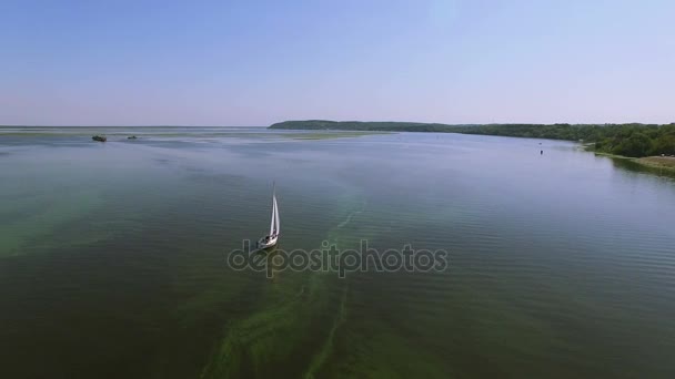 Antenne Kleine Weiße Jacht Golf Oder Meer Umfliegen — Stockvideo