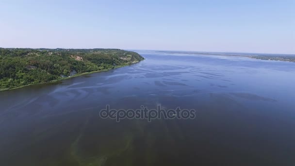 4K Aerial. Au-dessus d'une grande rivière ou d'un lac avec virage. Paysage d'été 
