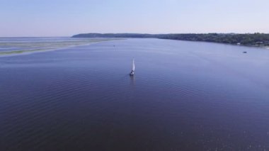 4k hava. Körfez veya deniz beyaz küçük yat.