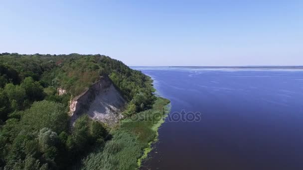 Luchtfoto Prachtige Grote Rivier Met Abrupte Kust Zomer Landschap — Stockvideo