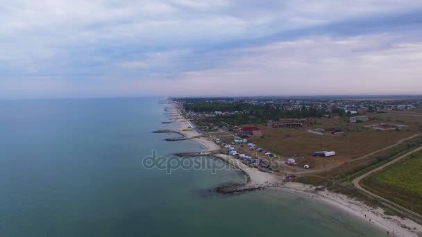 天线夏天海海岸与房子 村庄和海滩 — 图库视频影像