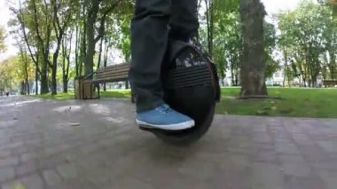 Adam mono tekerlek üzerinde Kişisel elektrik ulaşım şehir güneşli Park ayak