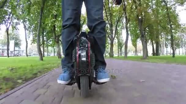 人的脚在单轮 个人电子运输在城市秋天公园 视窗夹 — 图库视频影像