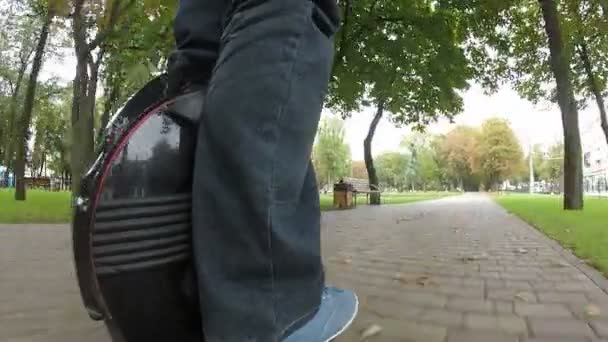 Fötter Mannen Mono Hjul Personliga Elektrisk Transport Höst Stadspark Pov — Stockvideo