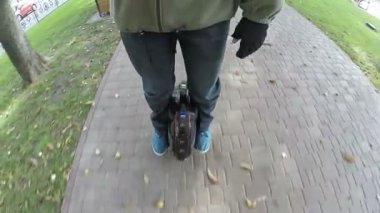 Mono tekerlek, Şehir Parkı yeşil çimen kişisel elektrik Ulaştırma. Adama