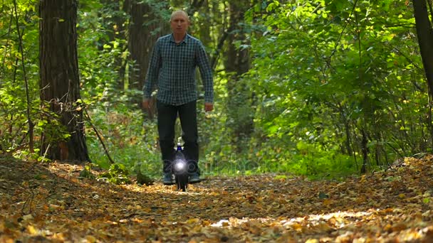 Ralenti Homme Sur Roue Mono Avec Lampe Bois Équipe Transport — Video