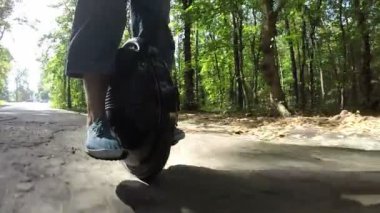 Mono tekerlek ahşap kötü yola devam. Modern elektrikli ulaşım 