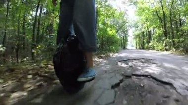 Mono tekerlek ahşap veya park kötü yola devam. Modern elektrikli ulaşım takım 