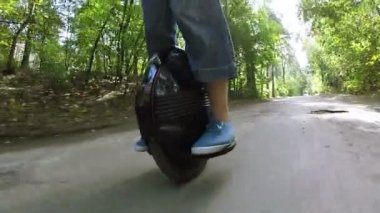 Mono tekerlek ahşap veya park kötü yola devam. Modern elektrikli ulaşım takım 