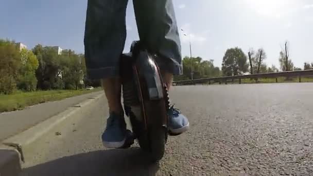 在城市道路上的单轮 现代电子运输 — 图库视频影像