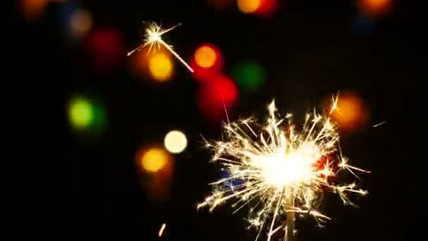 Fireworks Wazig Branden Van Garland Donkere Achtergrond — Stockvideo