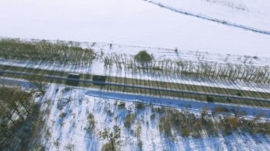 4k hava. Arabalı kış otoyol üzerinde. Yanal Üstten Görünüm