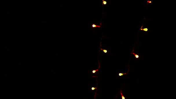 Knipperende Lichten Van Kerstmis Garland Schudden Donkere Achtergrond — Stockvideo