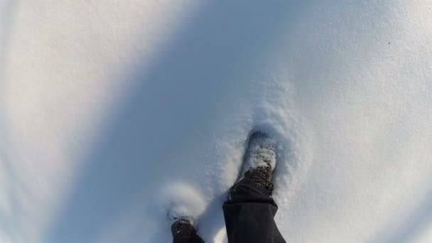 Legs Man Who Goes Snow Winter Time Pov Movimiento Lento — Vídeo de stock