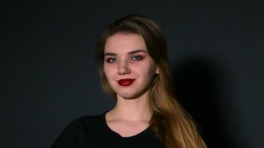 Genç güzel kız dalgalar saç. Ağır çekim