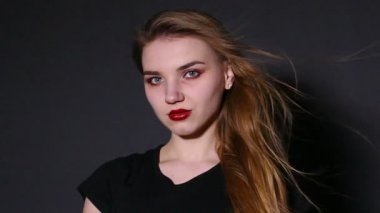 Dalgalar saçlı genç gülümseyen güzel kız. Ağır çekim