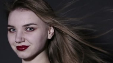 Dalgalar saçlı genç kız yüzü. Ağır çekim