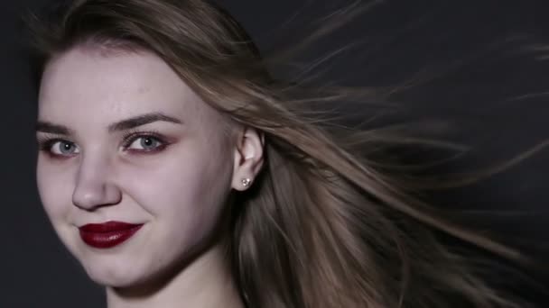 Обличчя Молодої Дівчини Хвильовим Волоссям Повільний Рух — стокове відео